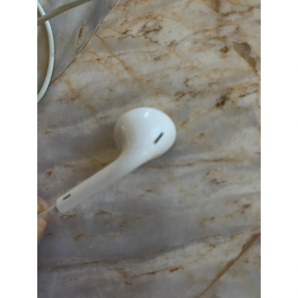 Apple EarPods Wired Headphones with 3.5mm Plug White MD827LL/A